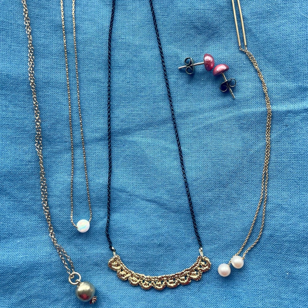Elegant Gold and Pearl Necklace Set